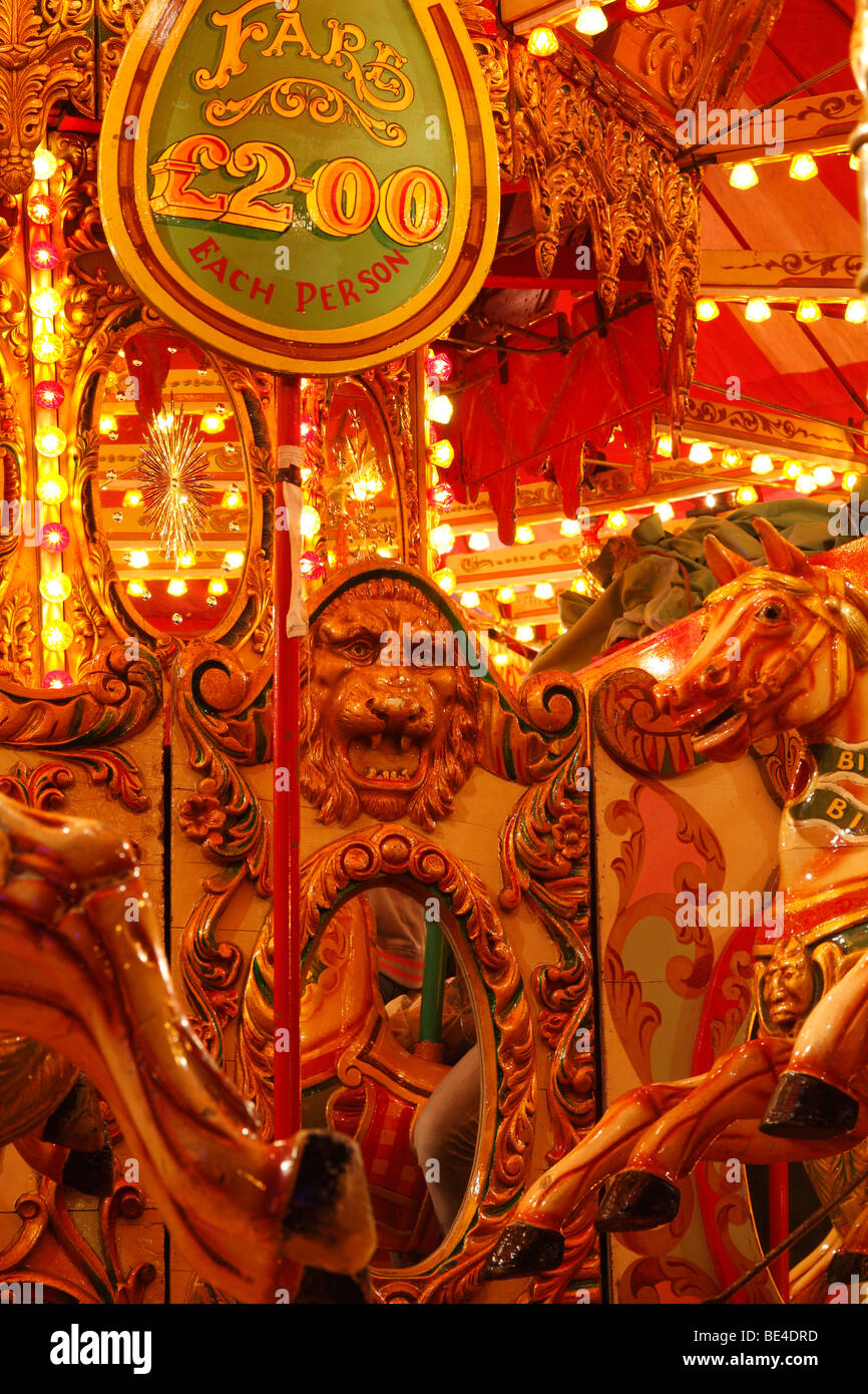 Carrousel coloré fairground ride, 'St Giles' fête foraine, Oxford, UK Banque D'Images