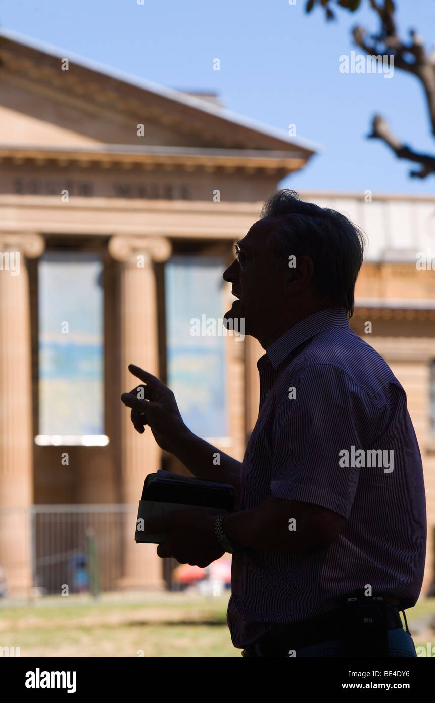 Un homme parle au Speaker's Corner, avec l'Art Gallery of New South Wales, à l'arrière-plan. Sydney, New South Wales, Australia Banque D'Images