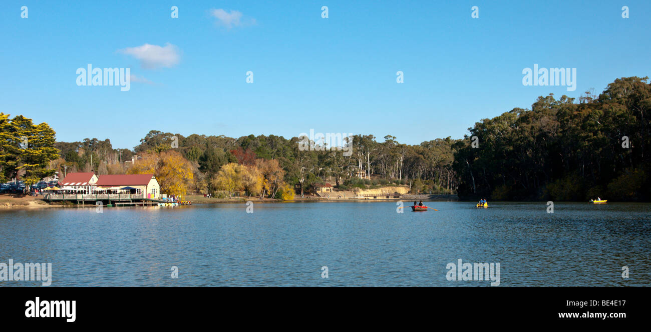 Lake Daylesford dans le centre de Victoria est un lieu de vacances populaire. Banque D'Images