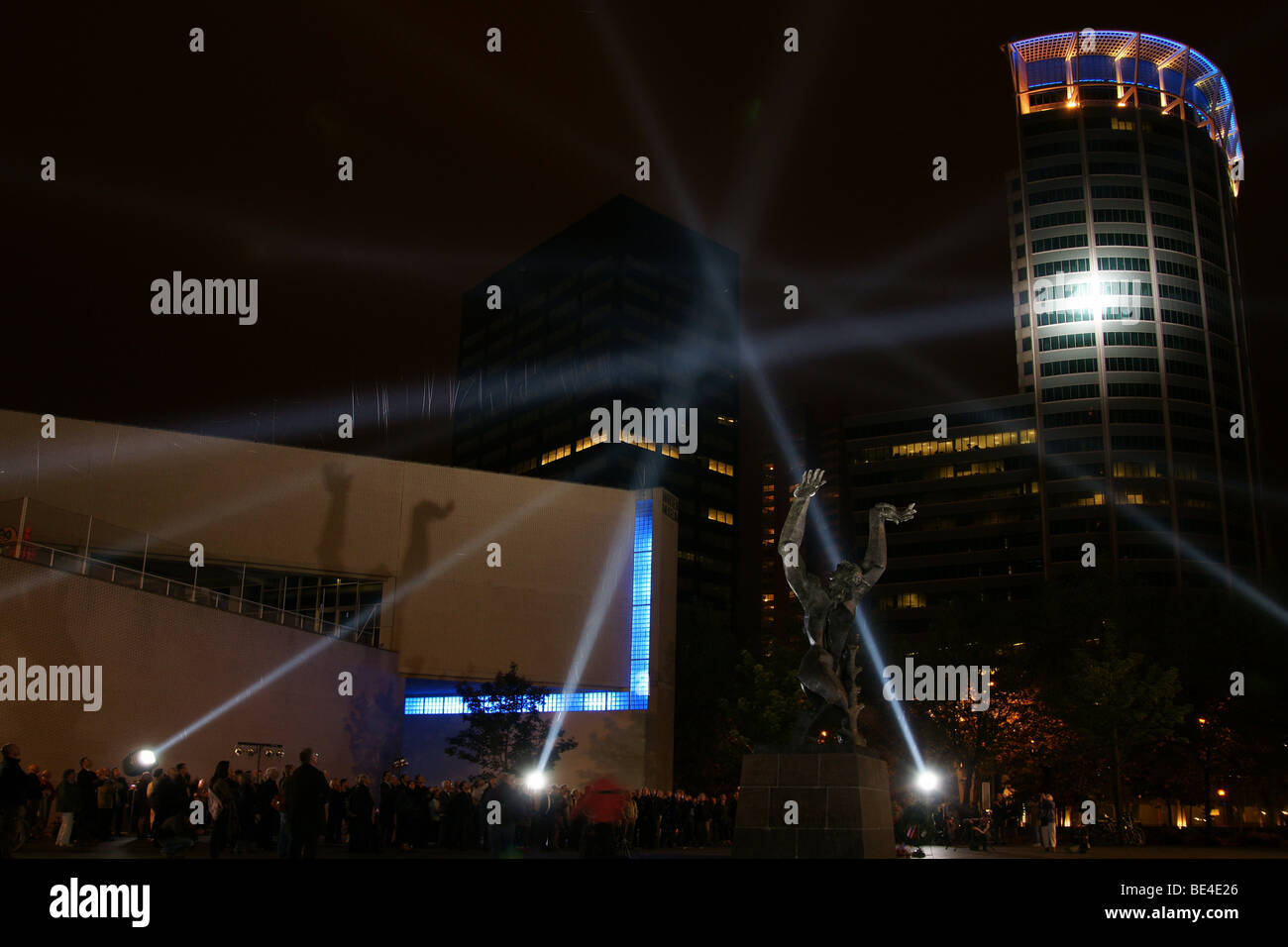 Ossip Zadkine est la ville la nuit statue détruite à Rotterdam Light Show pour commémorer les bombardements nazis de la Seconde Guerre mondiale, Rotterdam Banque D'Images
