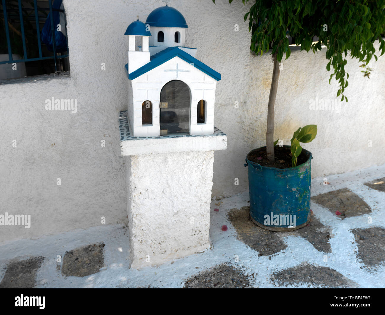 Lieu de culte dans la forme d'une église et d'Agrumes Tree à Perdika Street Attica Greeece Aegina Island Banque D'Images
