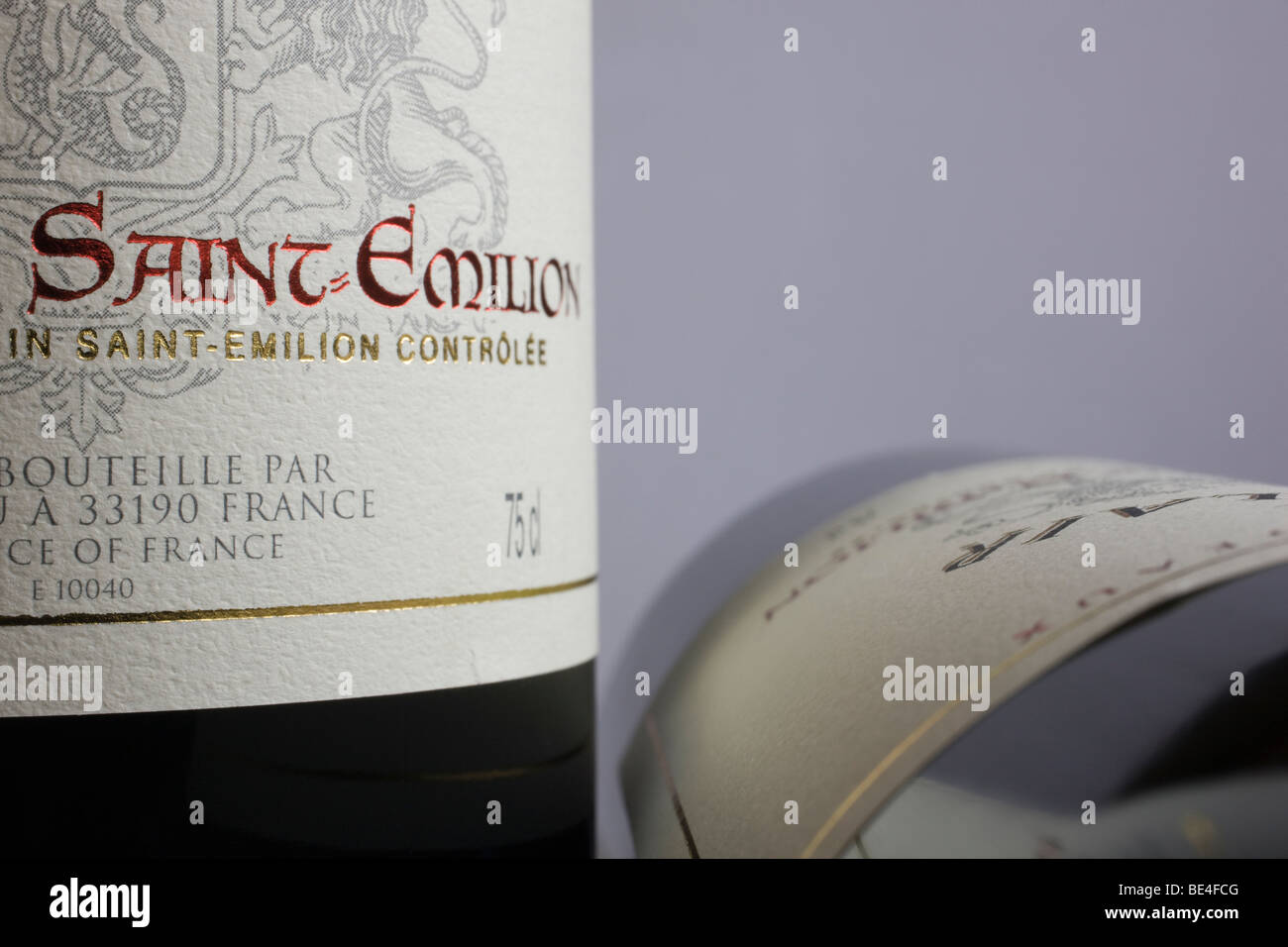 Deux bouteilles de vin rouge St Emilion montrant l'étiquette dans la région de Bordeaux Banque D'Images