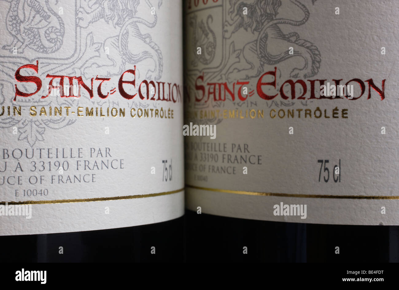 Deux bouteilles de vin rouge St Emilion montrant l'étiquette dans la région de Bordeaux Banque D'Images