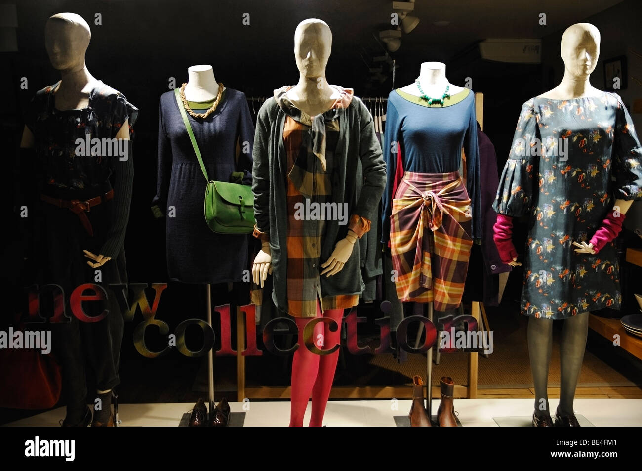 Les mannequins dans une vitrine. Banque D'Images