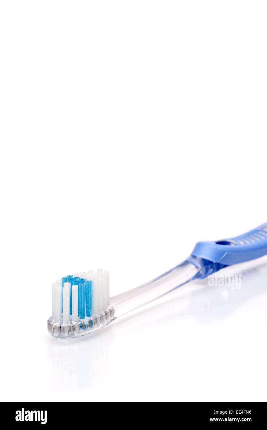 Brosse à dents peu profondes l'accent vertical sur une surface blanche Banque D'Images