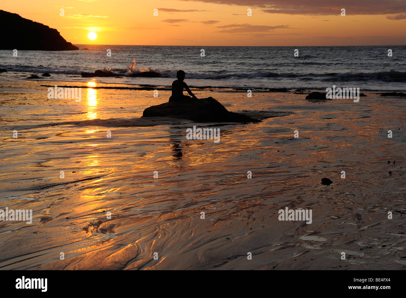 Personne sur la plage au coucher du soleil - Pembrokeshire Banque D'Images