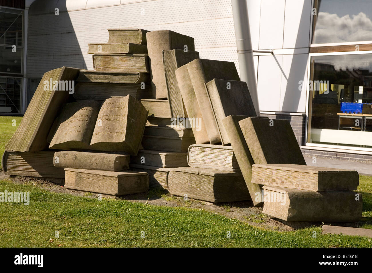 Livres du savoir, une sculpture représentant l'allumé livres écrits par les moines du monastère médiéval à Wearmouth-Jarrow. Banque D'Images