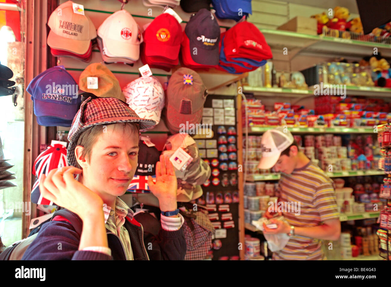 Deux adolescents à la recherche de souvenirs dans une boutique de souvenirs, Londres Banque D'Images