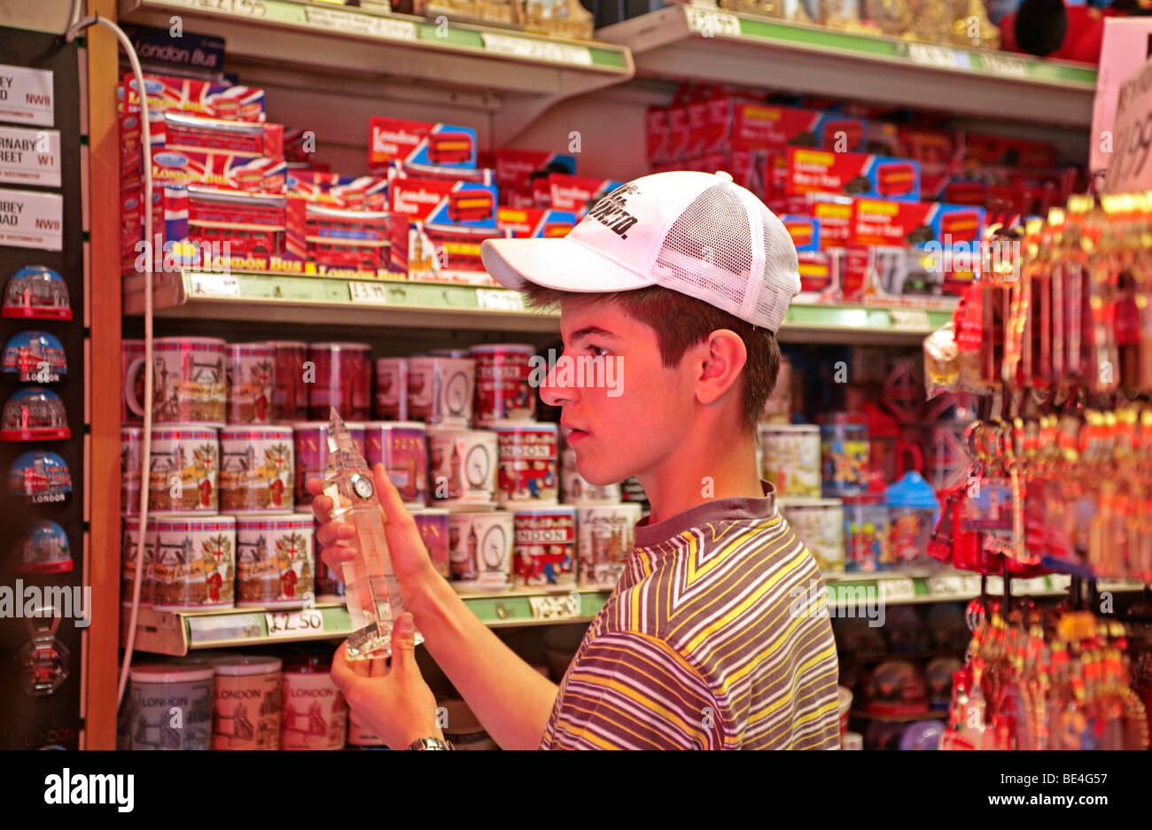 Teenage boy looking at de souvenirs dans une boutique de souvenirs, Londres Banque D'Images