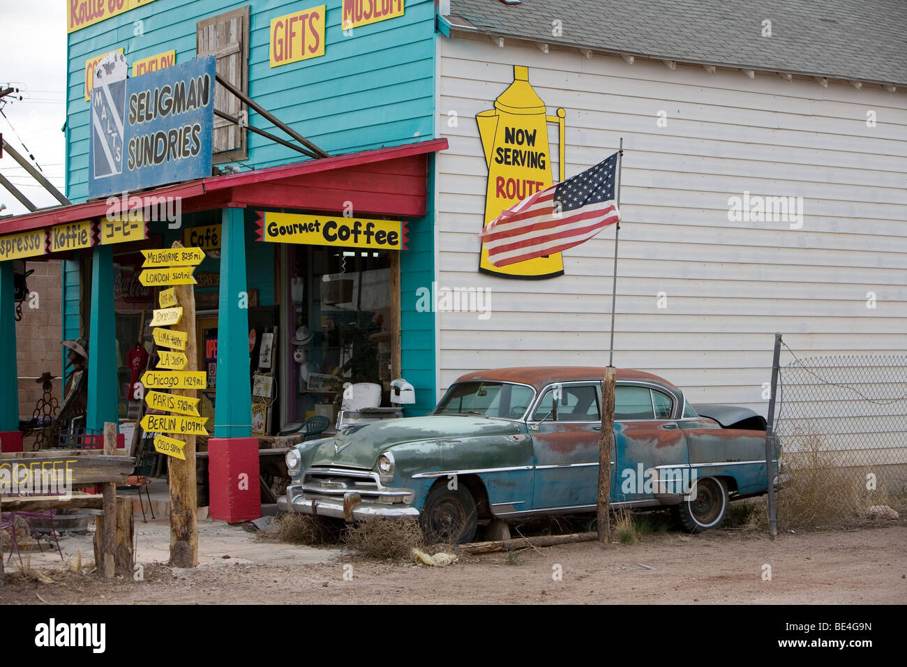 Rue principale de Funky Seligman, Arizona le long de la Route 66. Banque D'Images