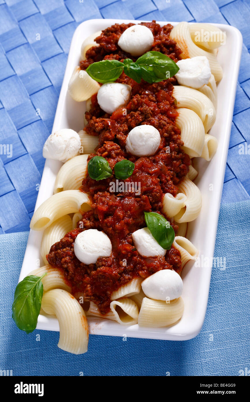 Les pâtes à la sauce bolognaise, boules de mozzarella et basilic Photo  Stock - Alamy