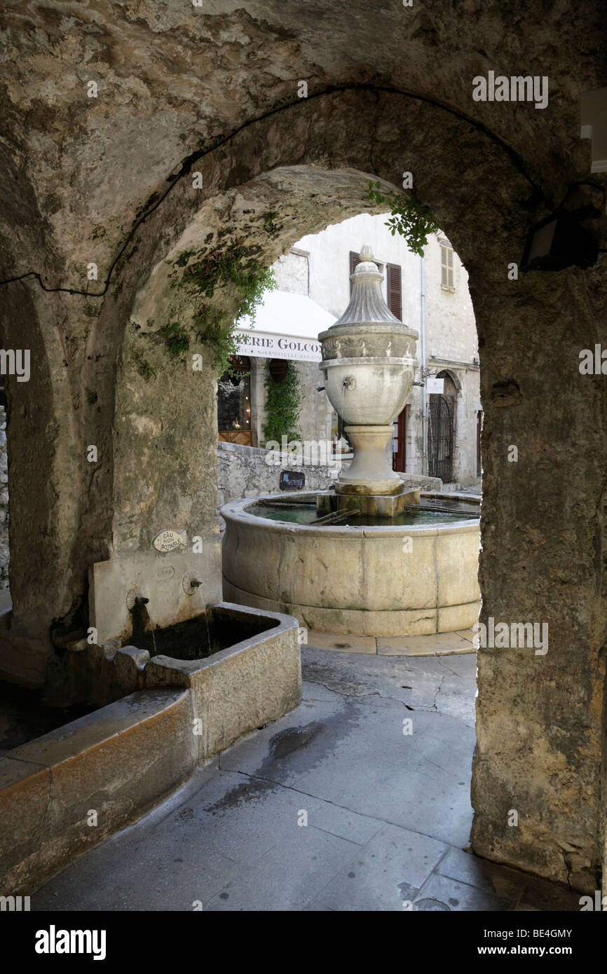 Célèbre fontaine sur la rue grande date de 1850 St Paul de Vence alpes maritimes provence sud de la france Banque D'Images