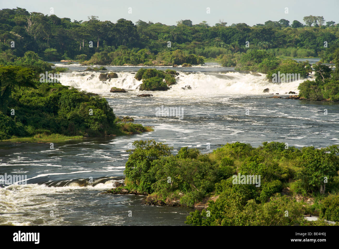 Vue de la Karuma Falls sur le Nil Victoria en Ouganda. Banque D'Images