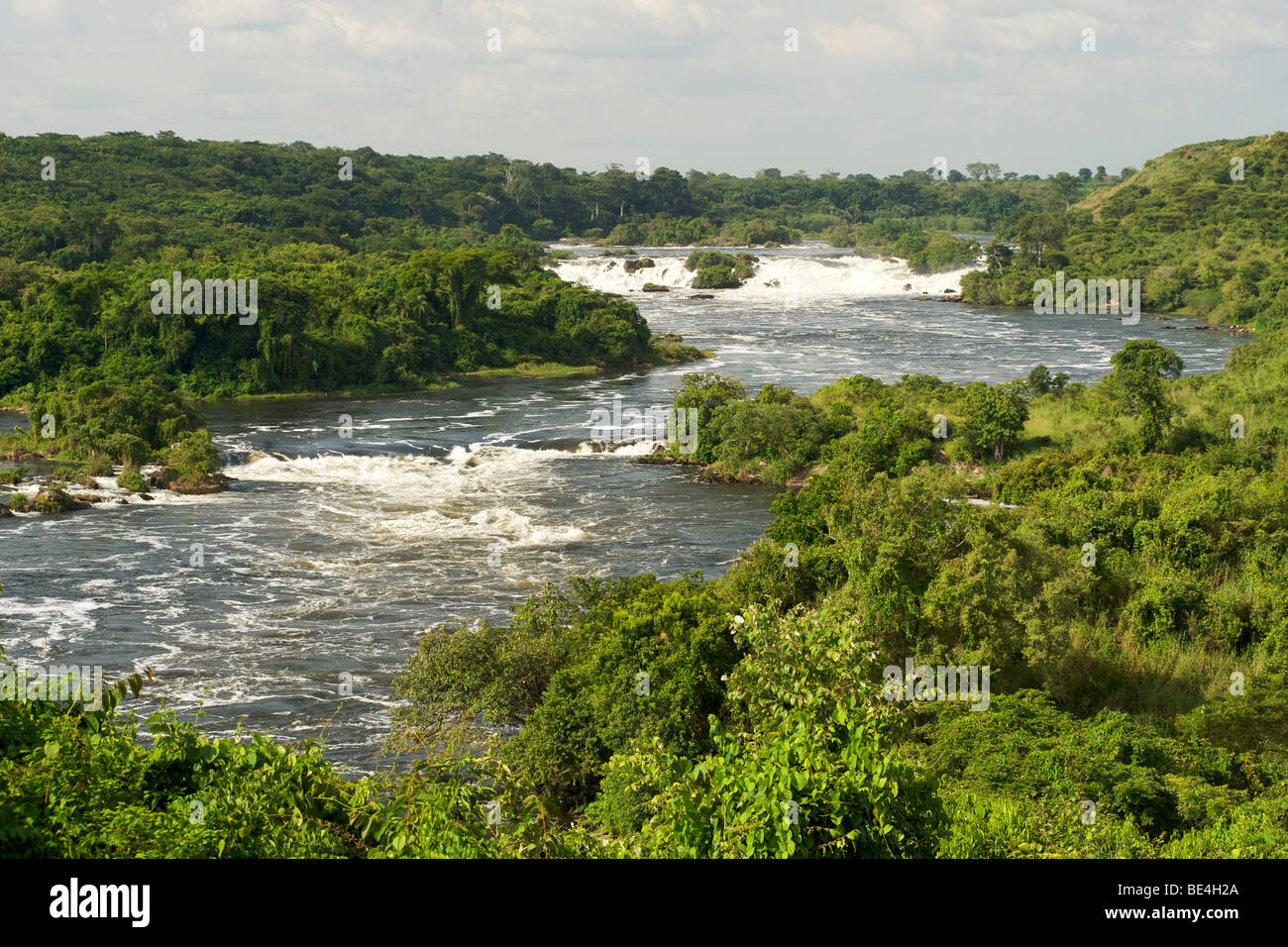Vue de la Karuma Falls sur le Nil Victoria en Ouganda. Banque D'Images