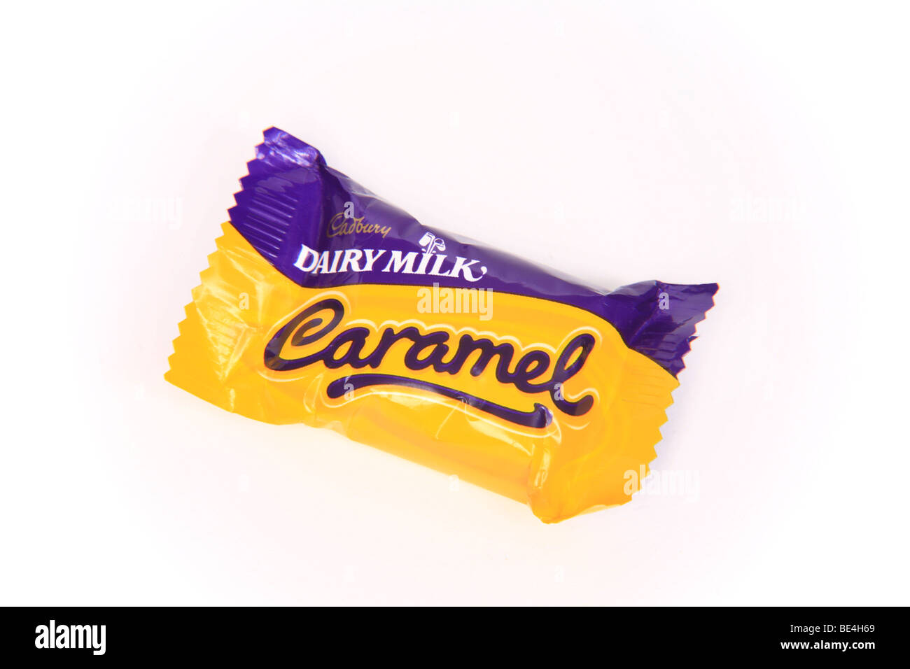 Relations sérieuses in Cadbury's Dairy Milk Bar Caramel Taille Banque D'Images