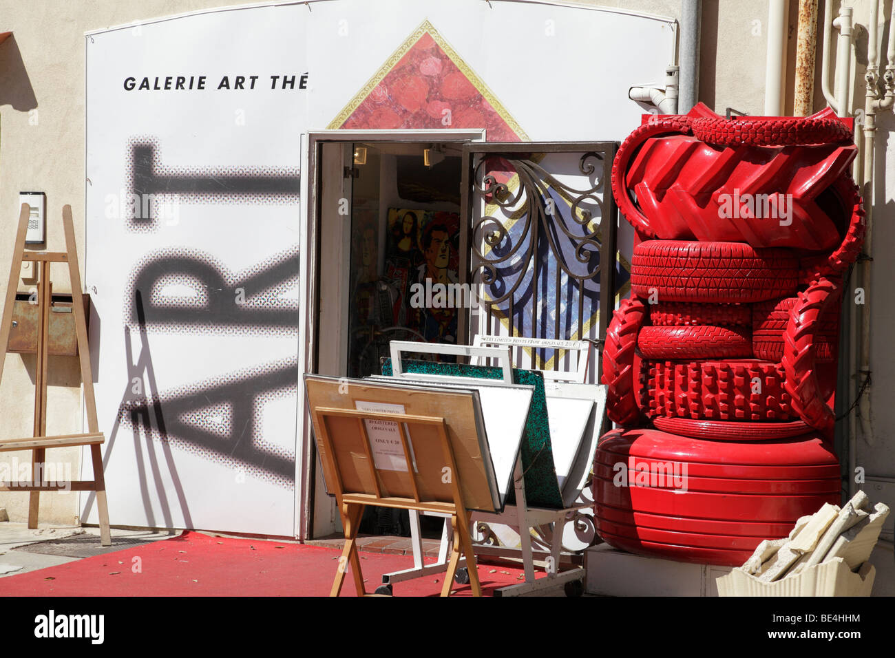 Entrée d'une galerie d'art avec des oeuvres exposées à l'extérieur place mariejol antibes sud de la france Banque D'Images
