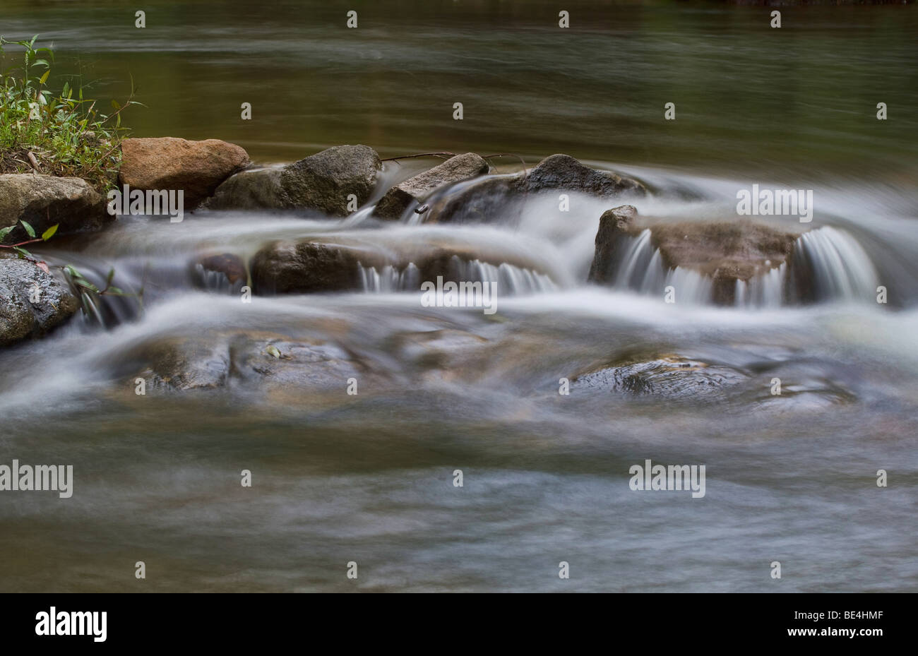 Grande image de l'eau sur les roches dans le ruisseau ou rivière Banque D'Images