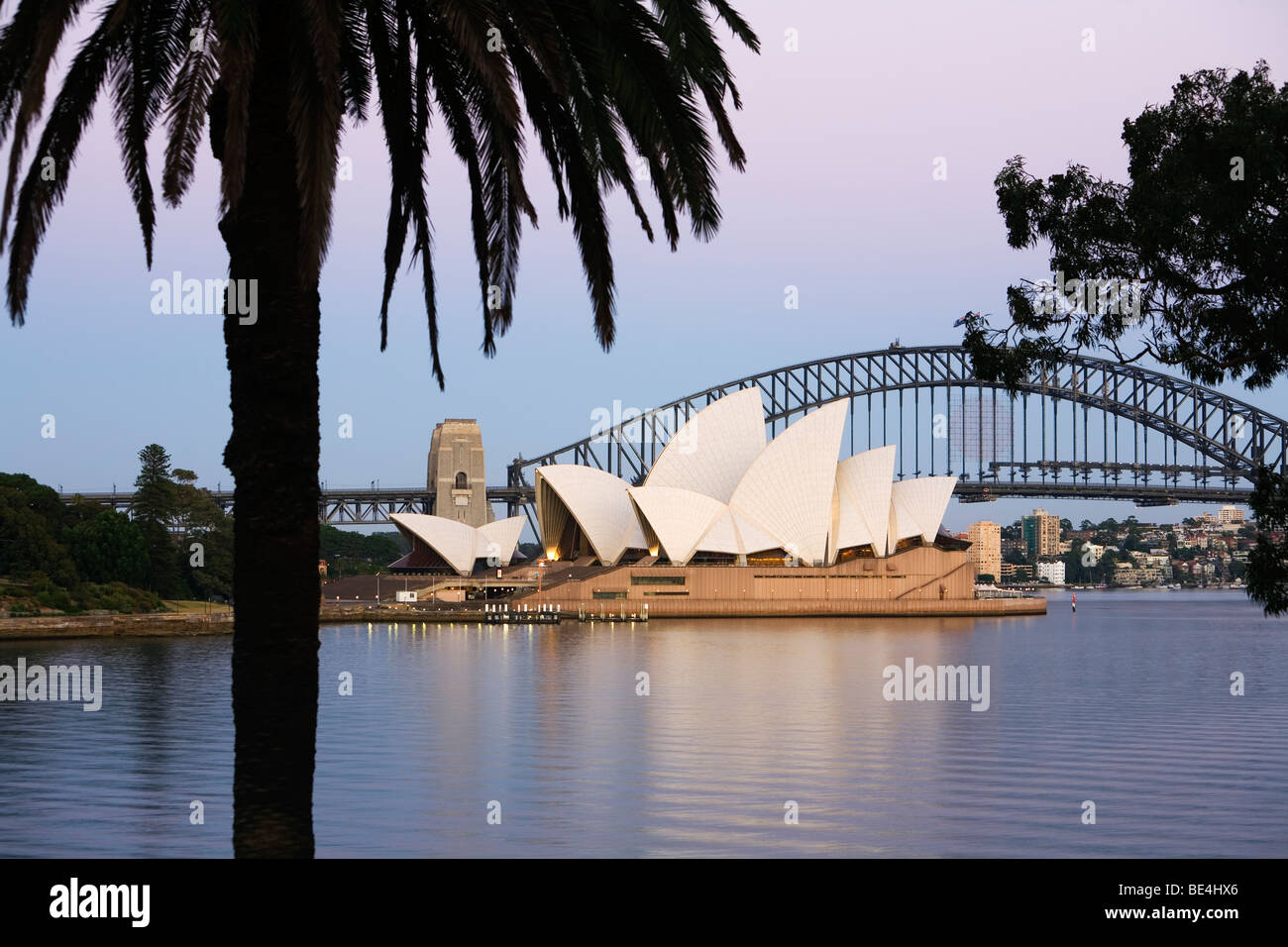 Crépuscule vue de l'Opéra de Sydney et le Harbour Bridge du Royal Botanic Gardens. Sydney, New South Wales, Australia Banque D'Images