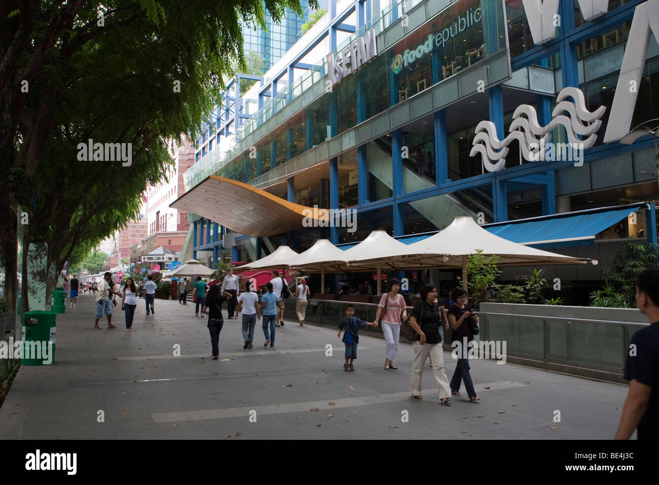 Les touristes et les habitants du shopping, Orchard Road, à Singapour, en Asie du sud-est Banque D'Images