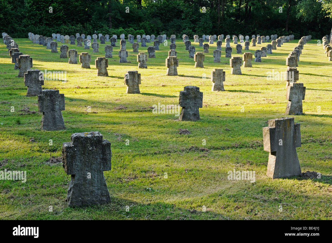 Croix en pierre, cimetières militaires, cimetière militaire, Eversberg, Meschede, région du Sauerland, Rhénanie du Nord-Westphalie, Allemagne, Euro Banque D'Images