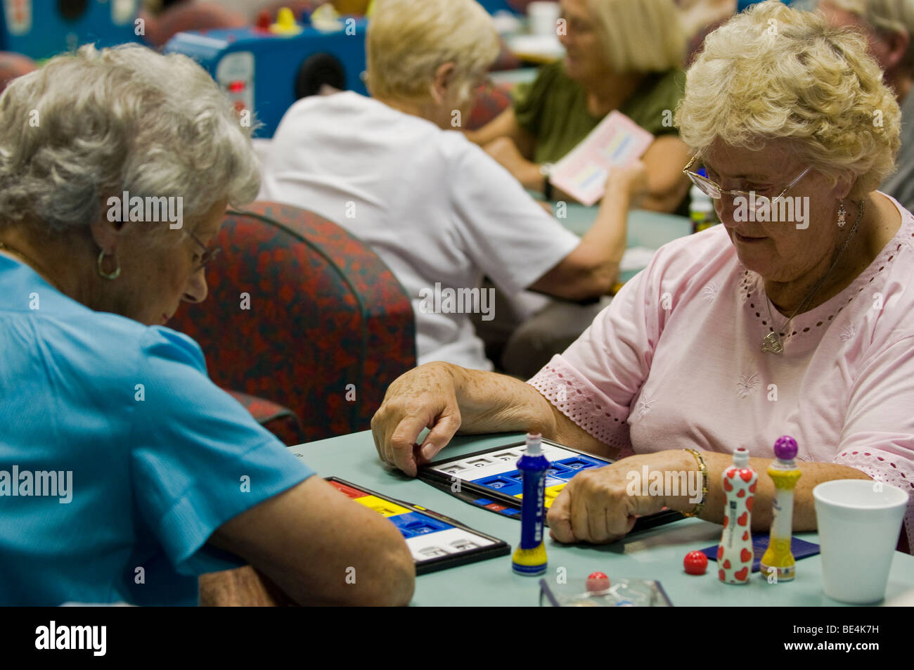 Salle de Bingo sur wickford, avec une vieille femme de jouer le bingo. Banque D'Images