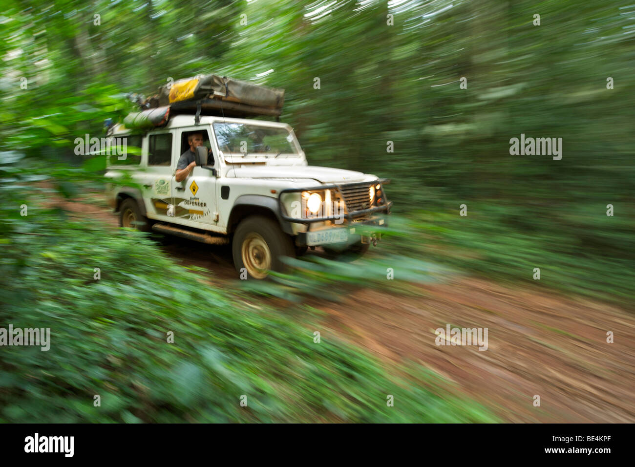 Land Rover Defender dans la réserve forestière de Budongo, en Ouganda. Banque D'Images