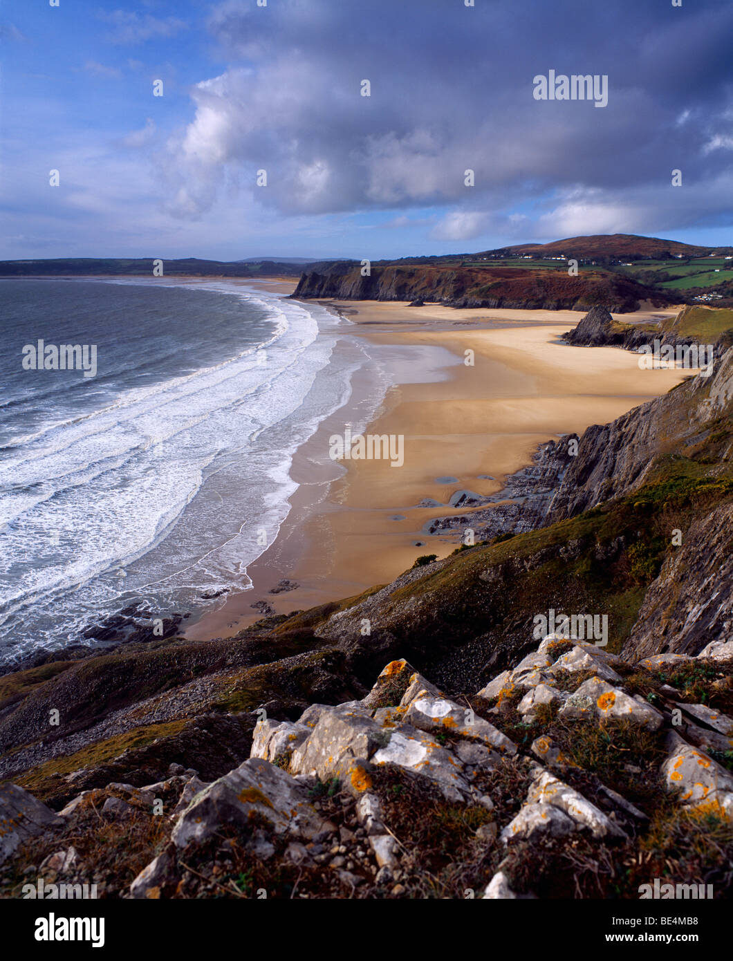 Threecliff Bay sur la côte de Gower en regardant vers le village de Penmaen et Grand Tor, derrière lequel se trouve la plage d'Oxwich Bay. Gower, Galles du Sud. Banque D'Images