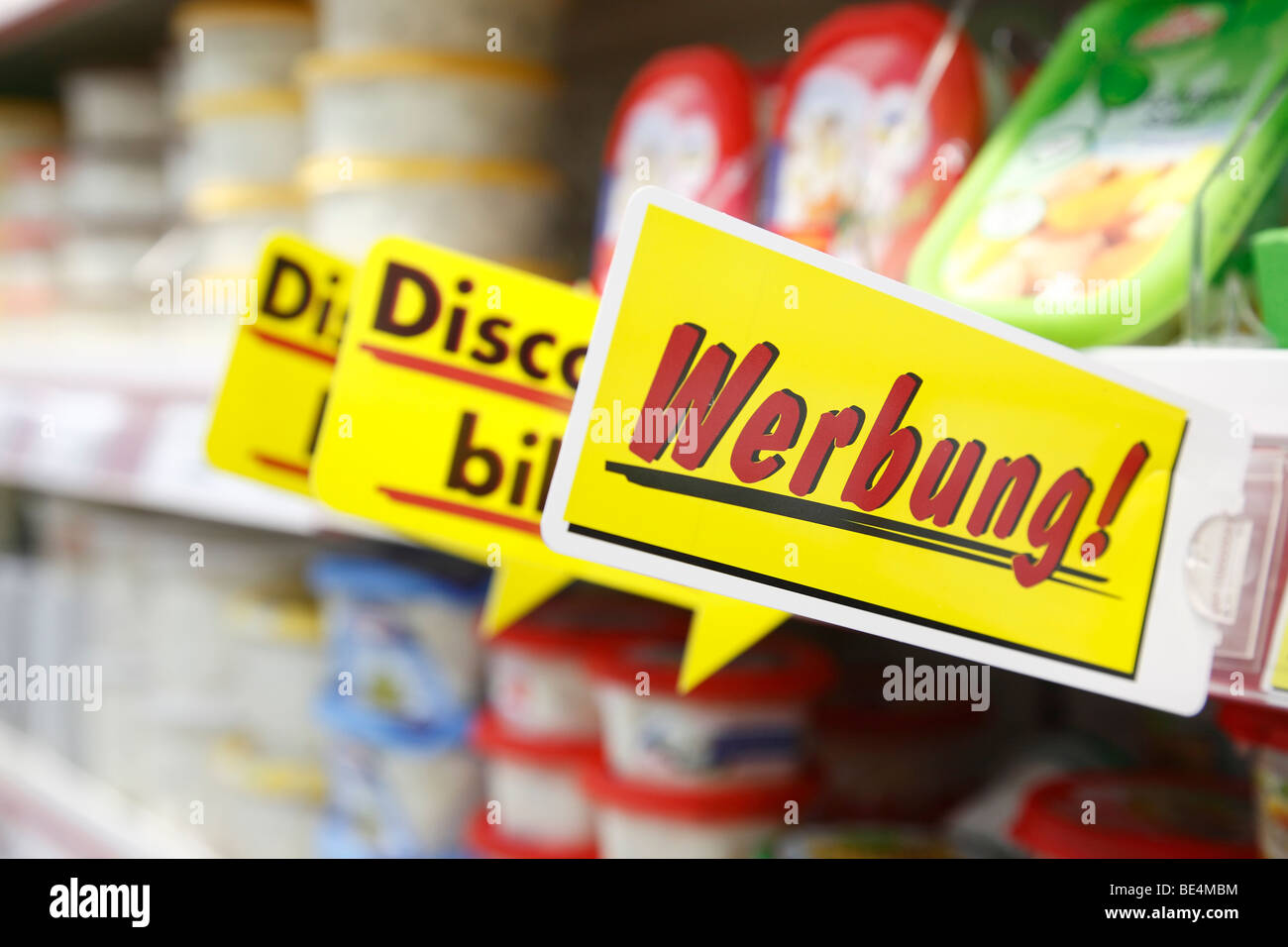 Enseigne publicitaire dans un supermarché allemand Banque D'Images