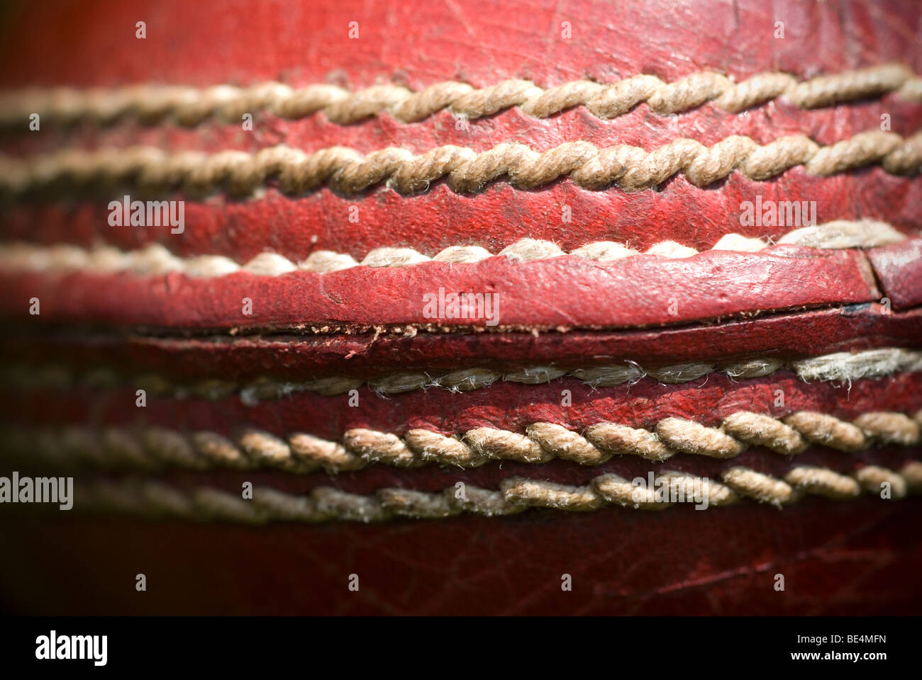 La couture d'une balle de cricket Photo Stock - Alamy