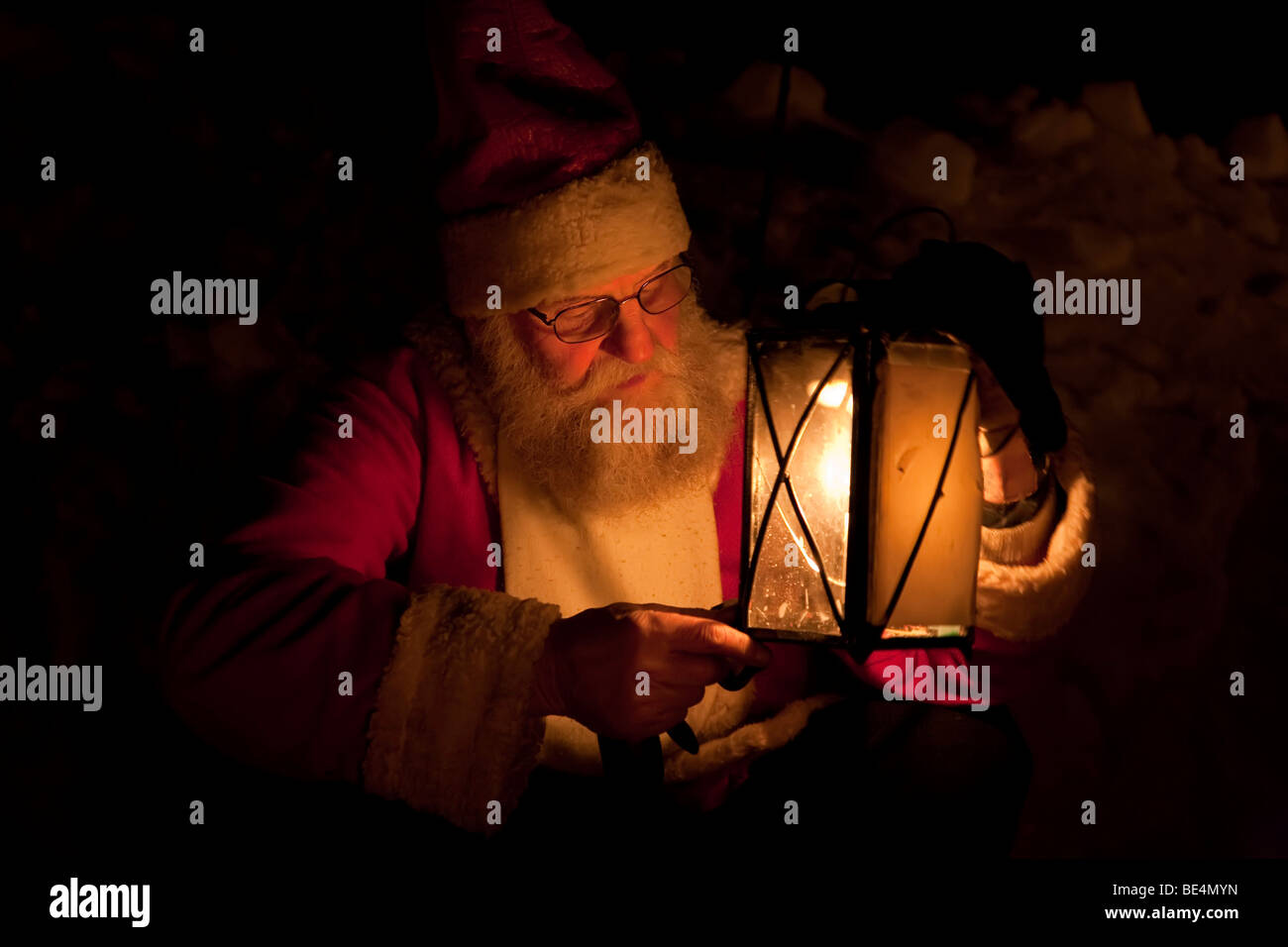 Père Noël avec une lampe en Laponie, Finlande, Scandinavie, Europe Banque D'Images