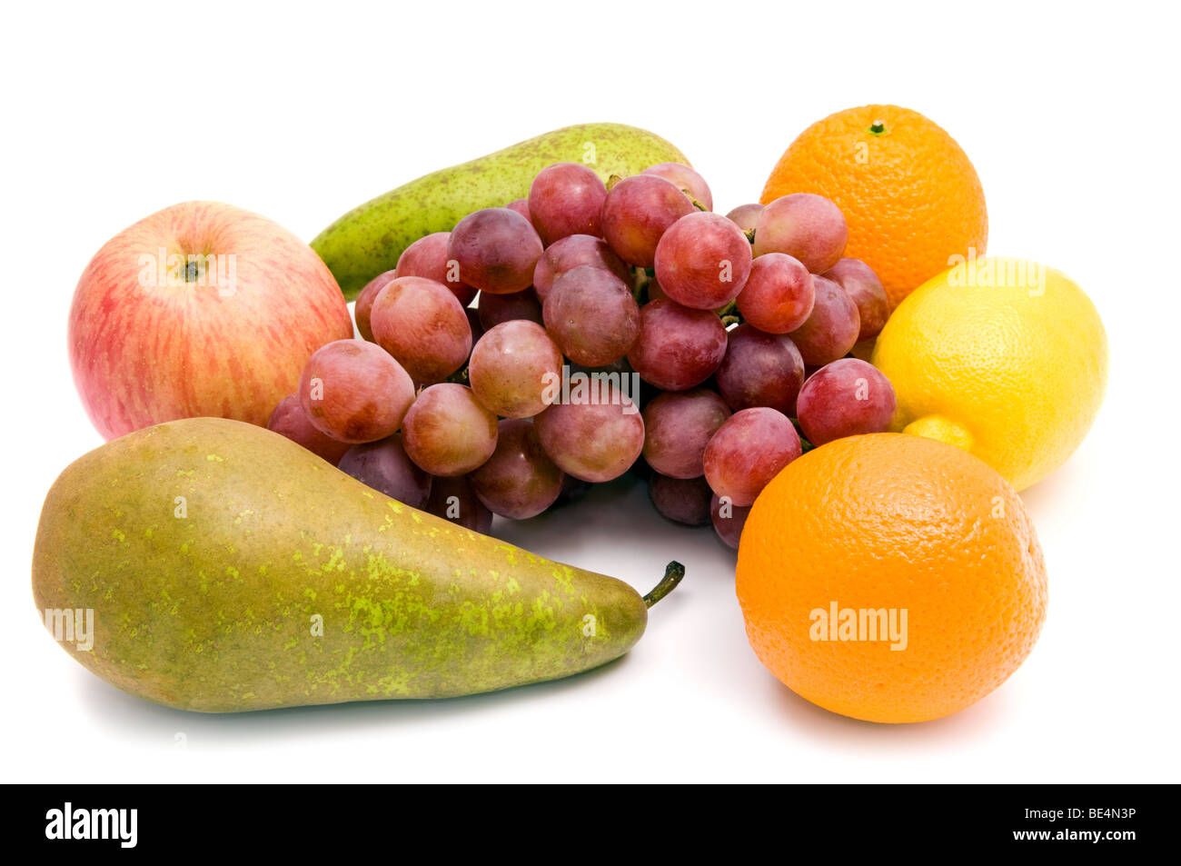 Combinaison de poires fruits raisin apple orange citron over white Banque D'Images