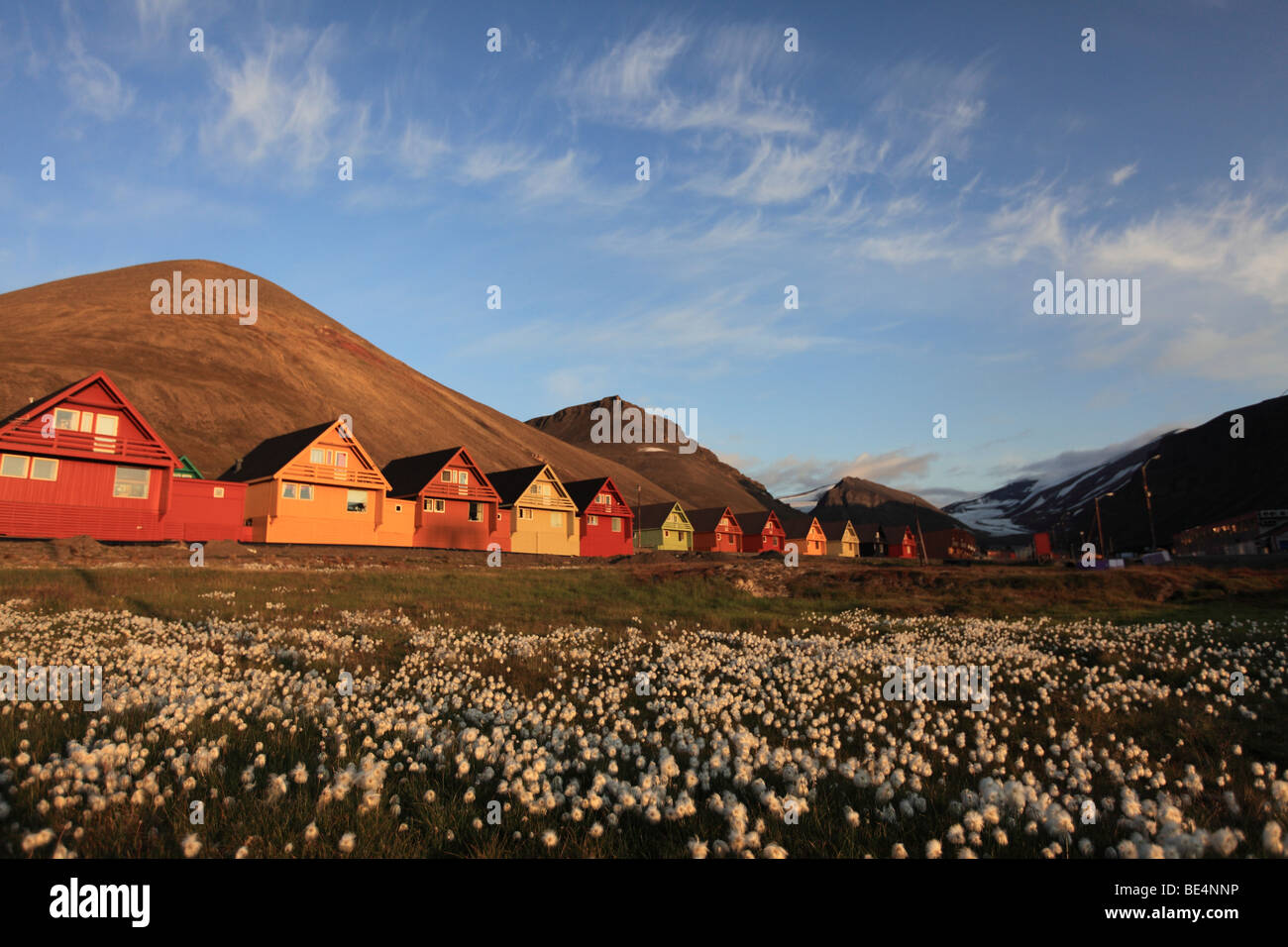 Avis de Longyearbyen la plus au nord de l'établissement permanent de la terre pendant le soleil de minuit Banque D'Images