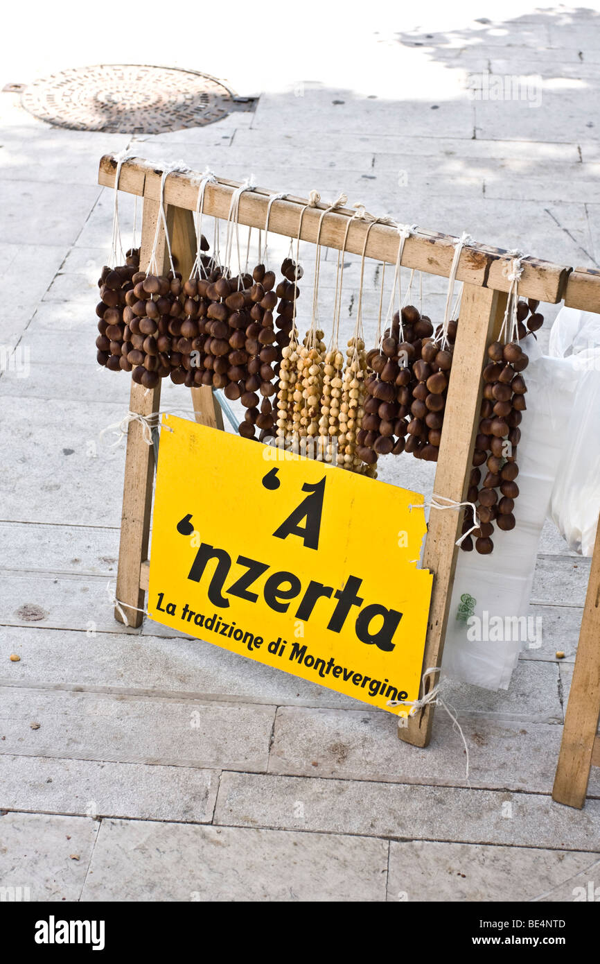 Un nzerta «, mode traditionnel de la vente de châtaignes et noisettes à Montevergine, Mercogliano, Avellino Campania, Italie, Europe Banque D'Images
