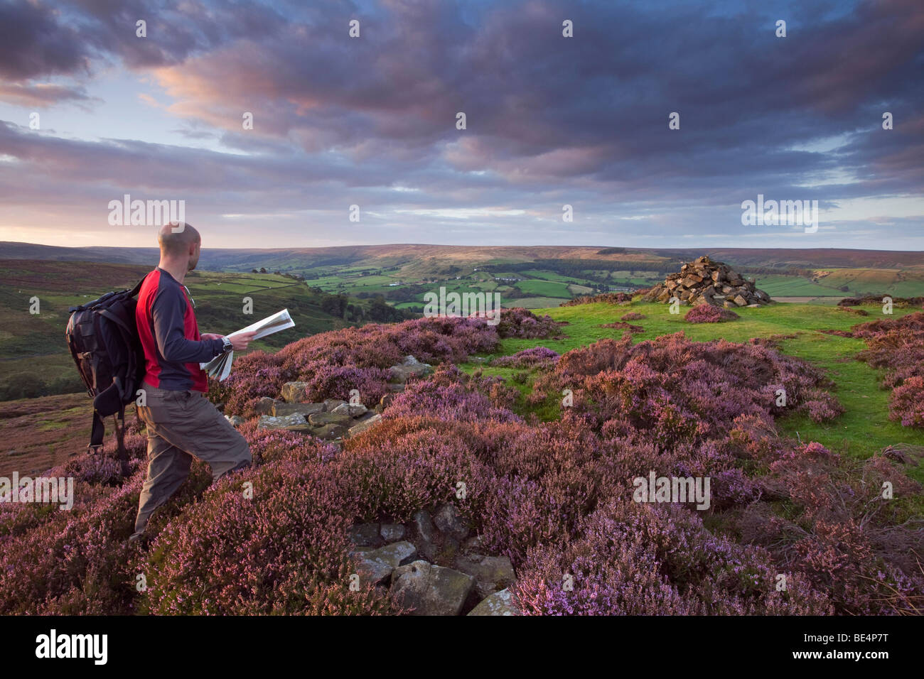 Un marcheur à l'extérieur, vers Rosedale en le North York Moors National Park le soir, North Yorkshire, England, UK Banque D'Images