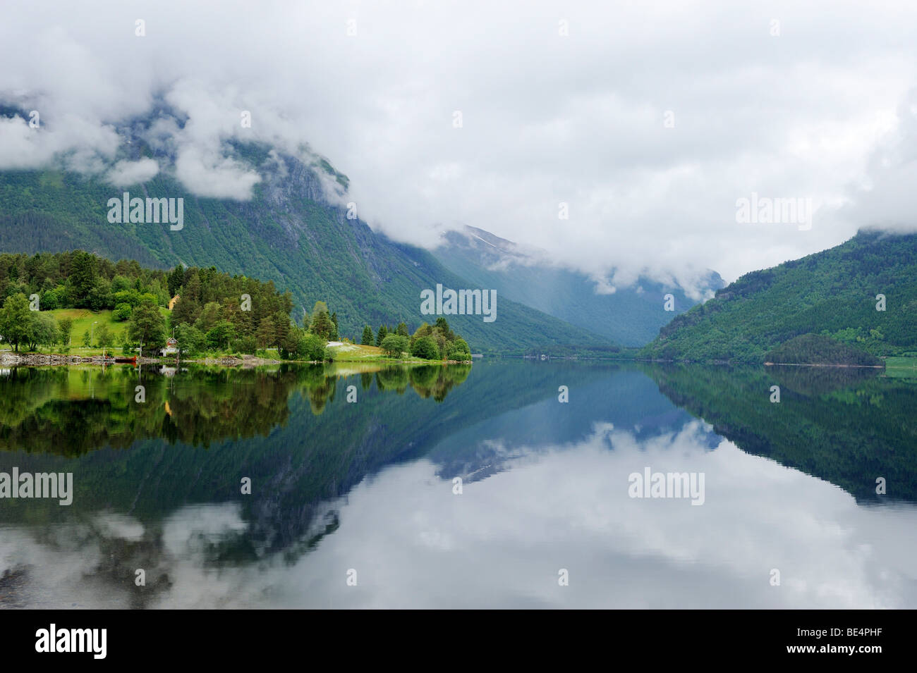 Bjorkedalsvatnet avec réflexion lac près de Volda, Norway, Scandinavia, Europe Banque D'Images