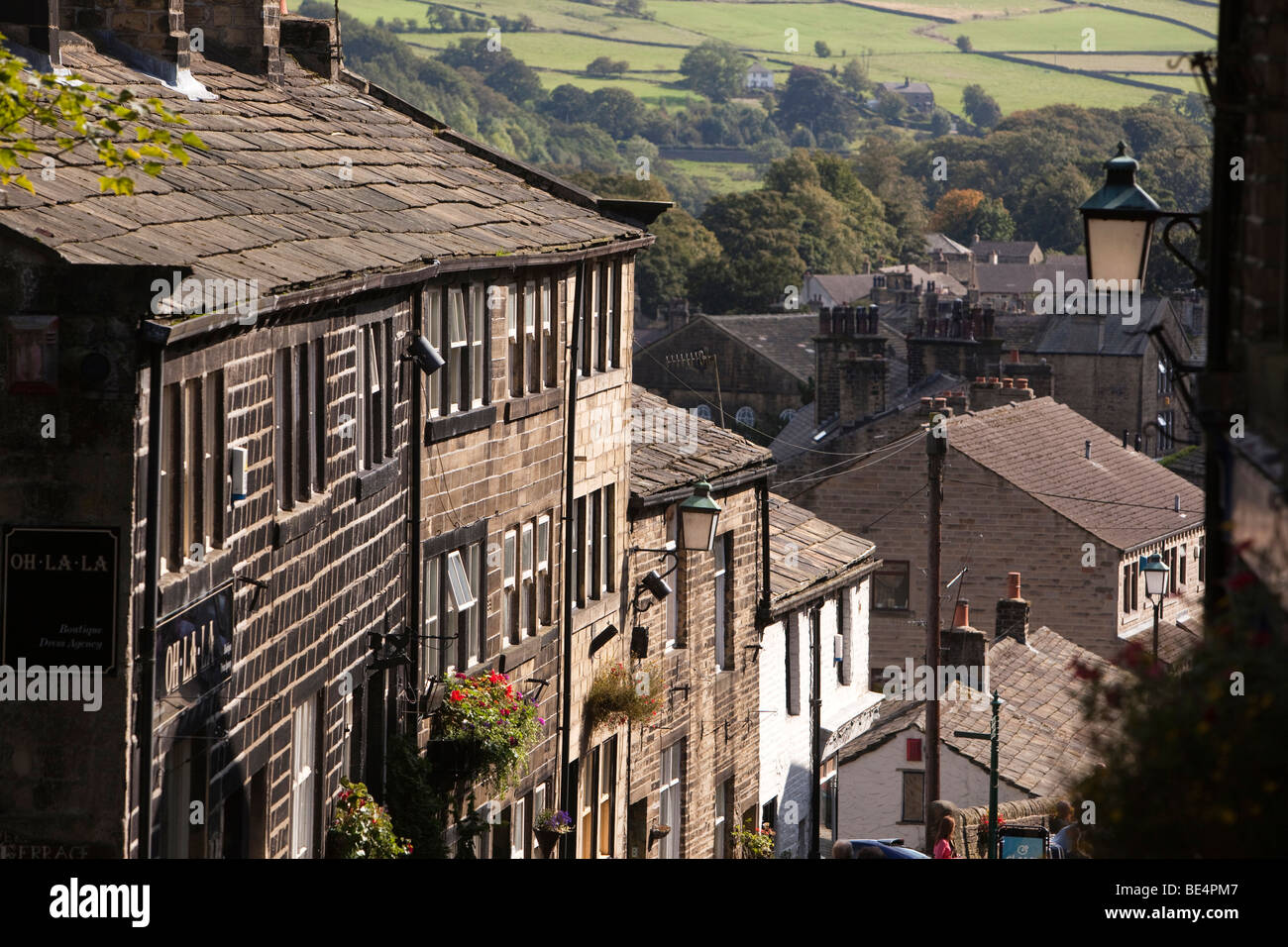 Royaume-uni, Angleterre, dans le Yorkshire, Haworth, Main Street, Skyline ancien tissage tisserands cottages Banque D'Images