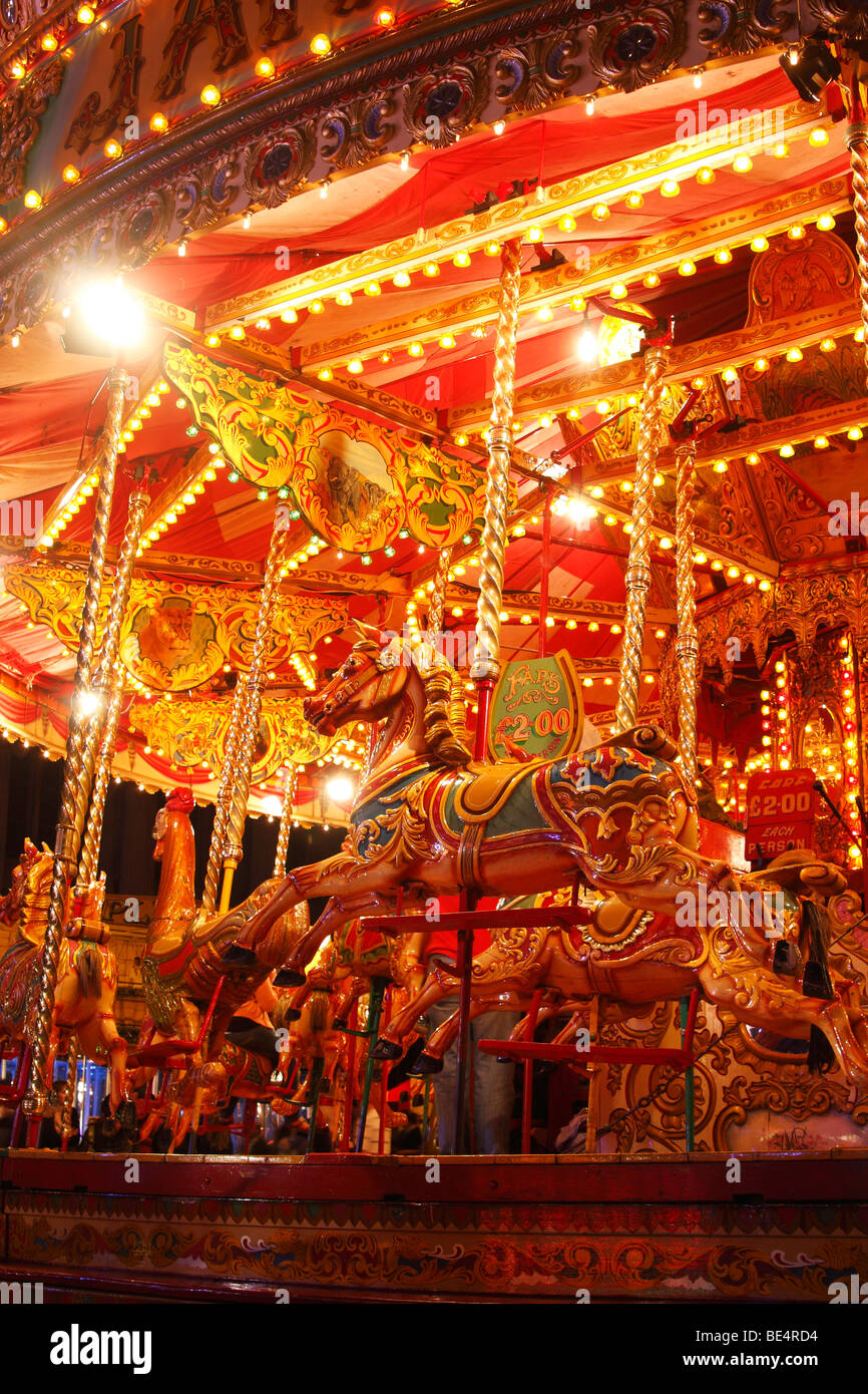 'Merry go round' [carousel horse] fairground ride de nuit, 'St Giles' fête foraine, Oxford, England, UK Banque D'Images