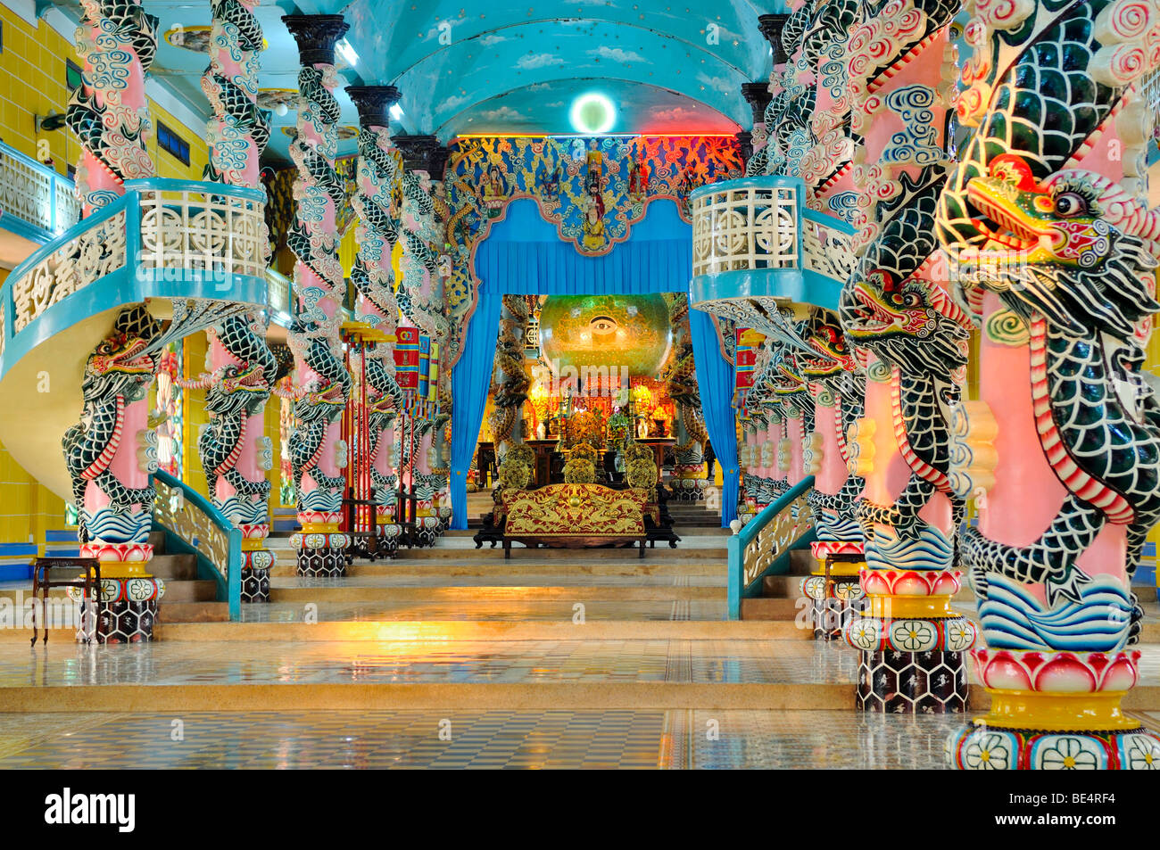 Atrium et autel avec le sanctuaire dans le temple de Cao Dai, Tay Ninh, Vietnam, Asie Banque D'Images