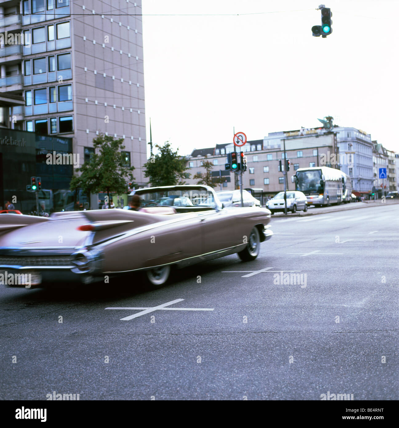 Un gaz guzzling Cadillac conduite le long d'une rue de Copenhague Danemark Europe Banque D'Images