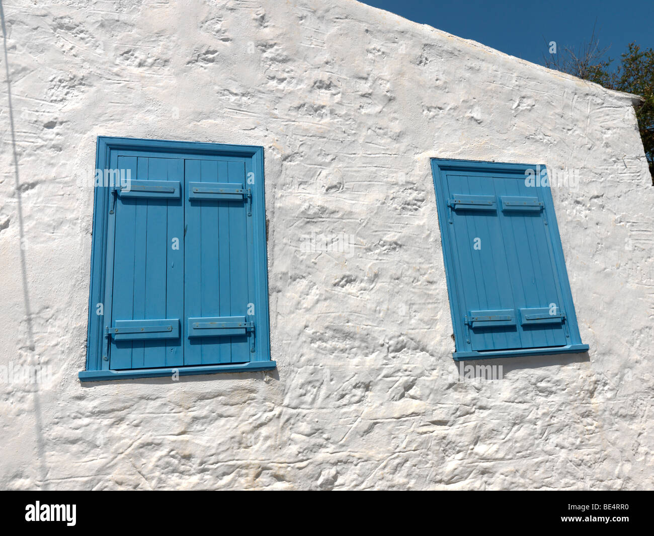 Des volets bleus à Perdika Aegina Island Grèce Attica Banque D'Images