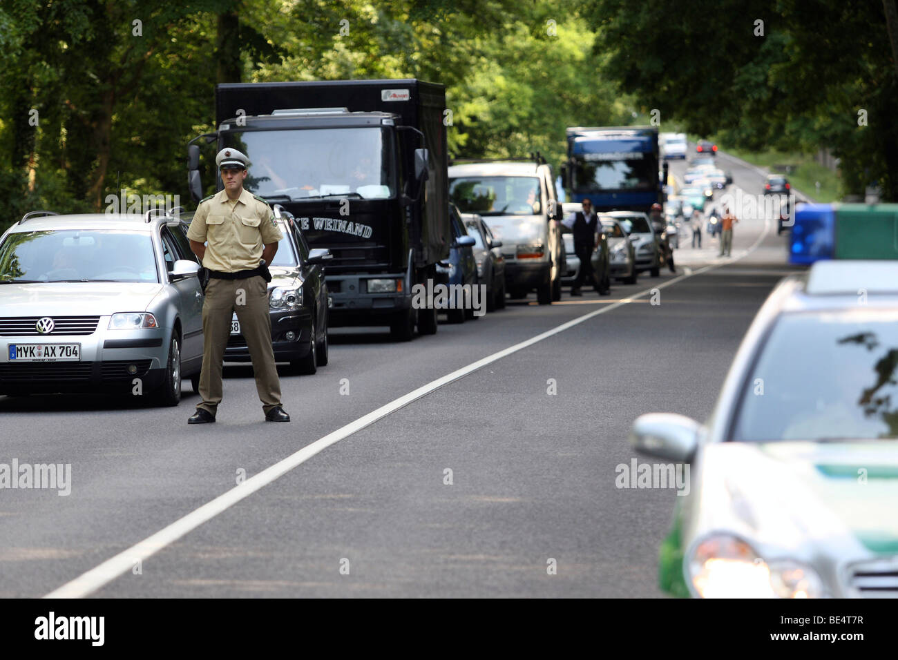 Un agent de police ferme l'autoroute à Coblence Bundesstrasse 9 après un accident, Koblenz, Rhénanie-Palatinat, Allemagne, E Banque D'Images