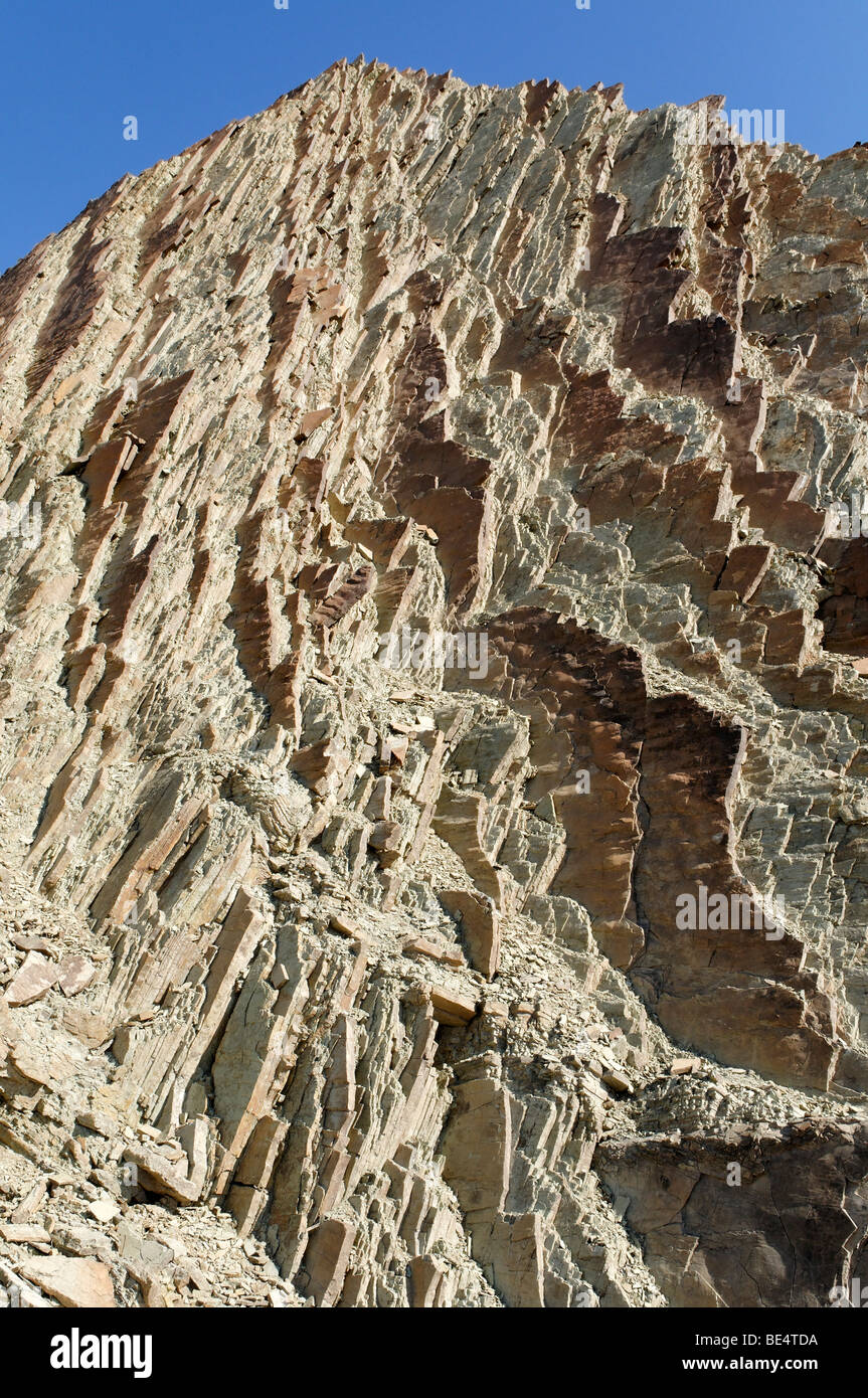 La géologie, l'épaisseur des couches de roche à Wadi Bani Khalid, région de Sharqiya, Sultanat d'Oman, l'Arabie, Moyen-Orient Banque D'Images
