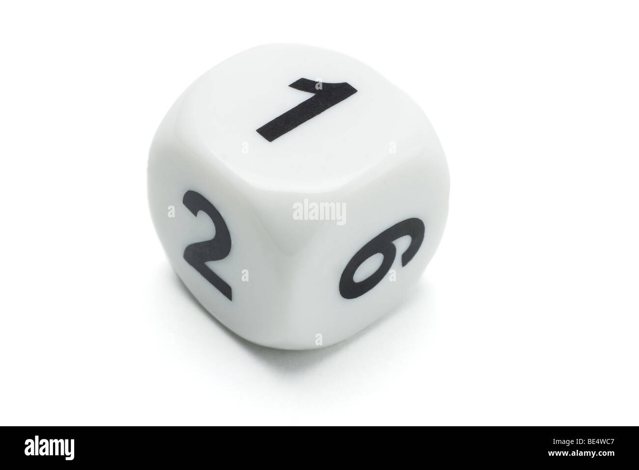 Dés blancs avec des numéros 1, 2 et 6 en appui sur fond blanc Banque D'Images