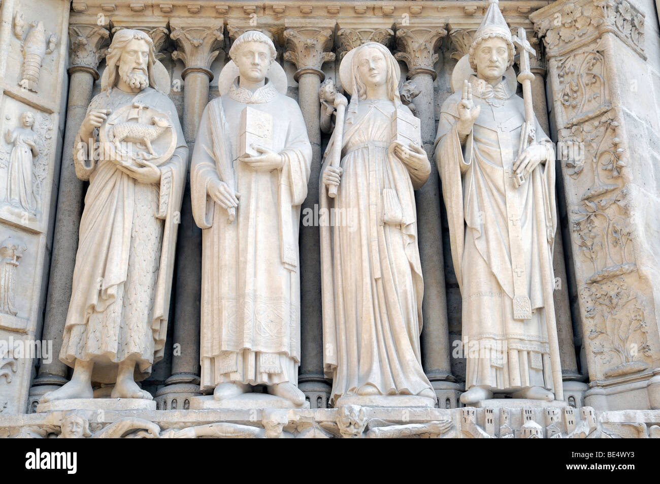 Saint statues, détail de l'entrée du portail de la cathédrale gothique Notre-Dame de Paris, Paris, France, Europe Banque D'Images