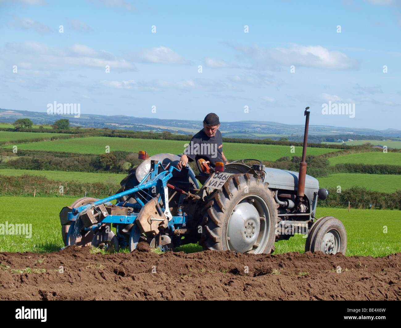 Vintage tracteur et charrue. Banque D'Images