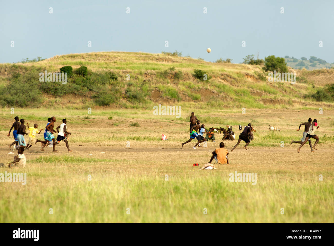 Les enfants jouaient au football dans Kiabahamba village de Kabwoya wildlife reserve sur les rives du lac Albert en Ouganda. Banque D'Images