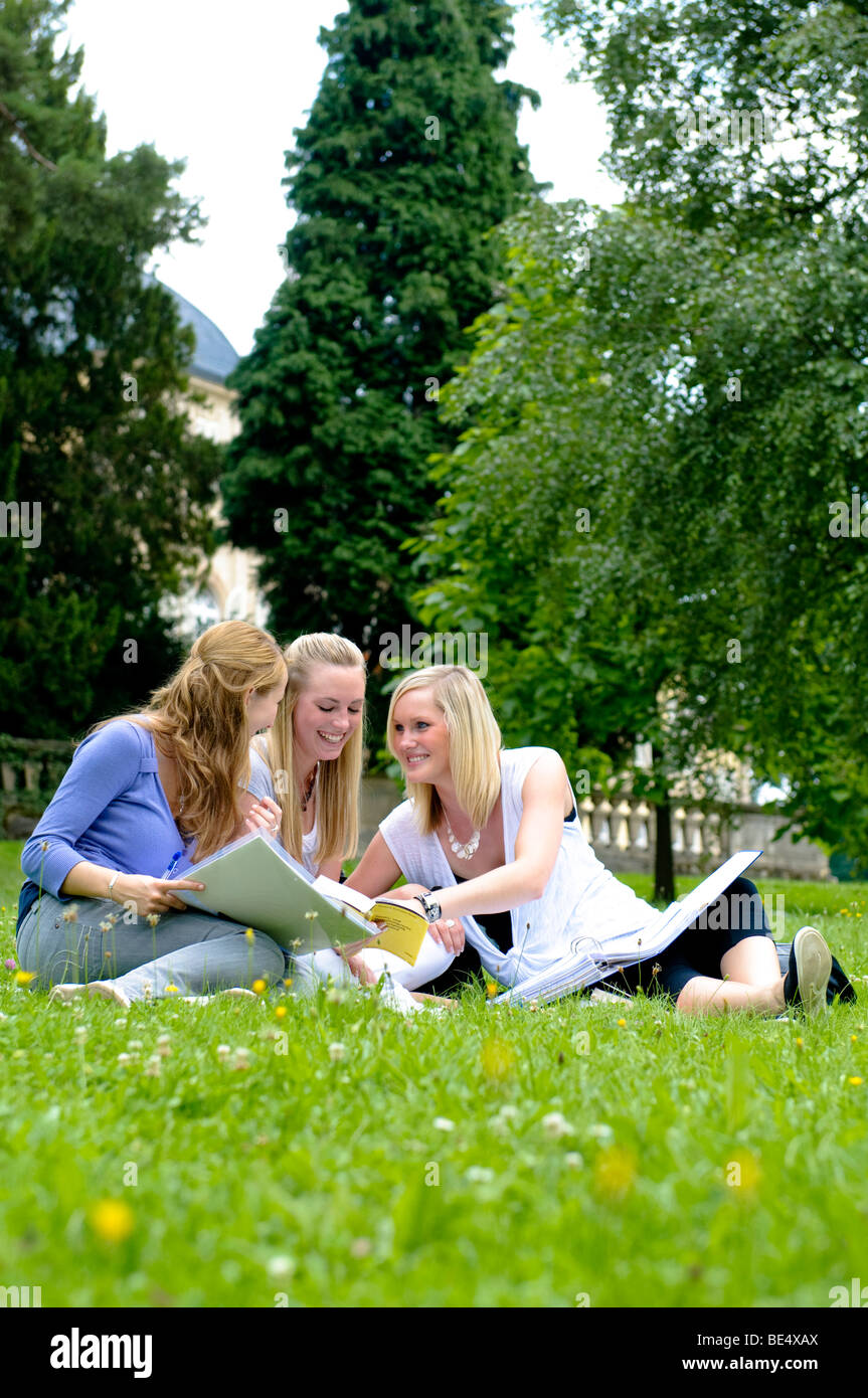 Les étudiants de l'Université de Hohenheim, Parc du Château de Hohenheim, Hohenheim, Bade-Wurtemberg, Allemagne, Europe Banque D'Images