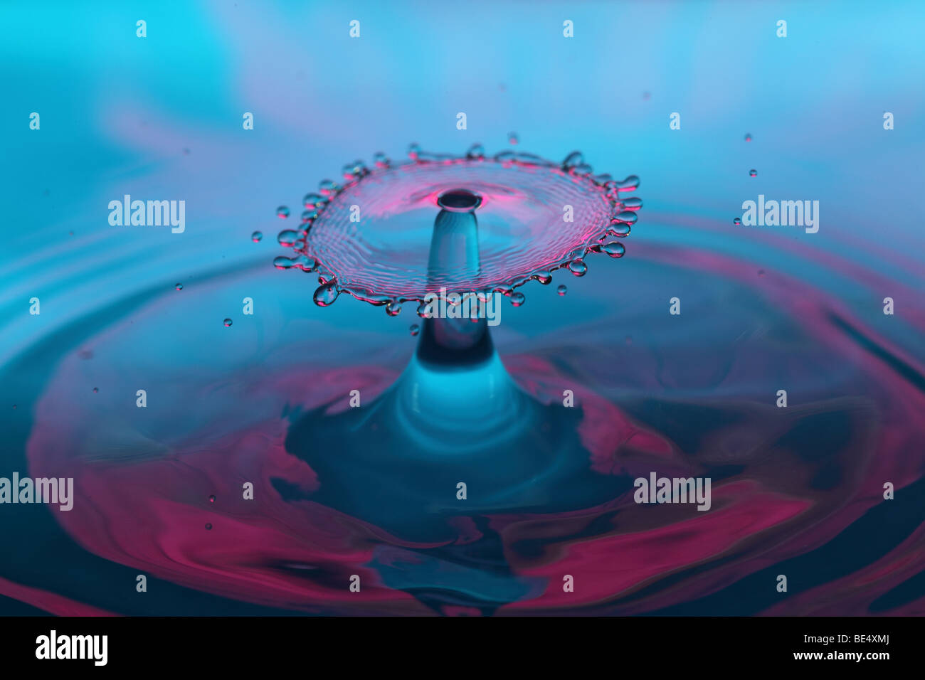 Les gouttes d'eau heurtant Banque D'Images