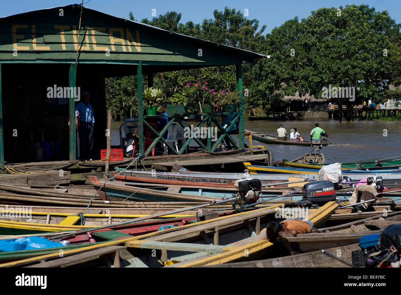 Bateaux sur l'Amazonie colombienne Banque D'Images