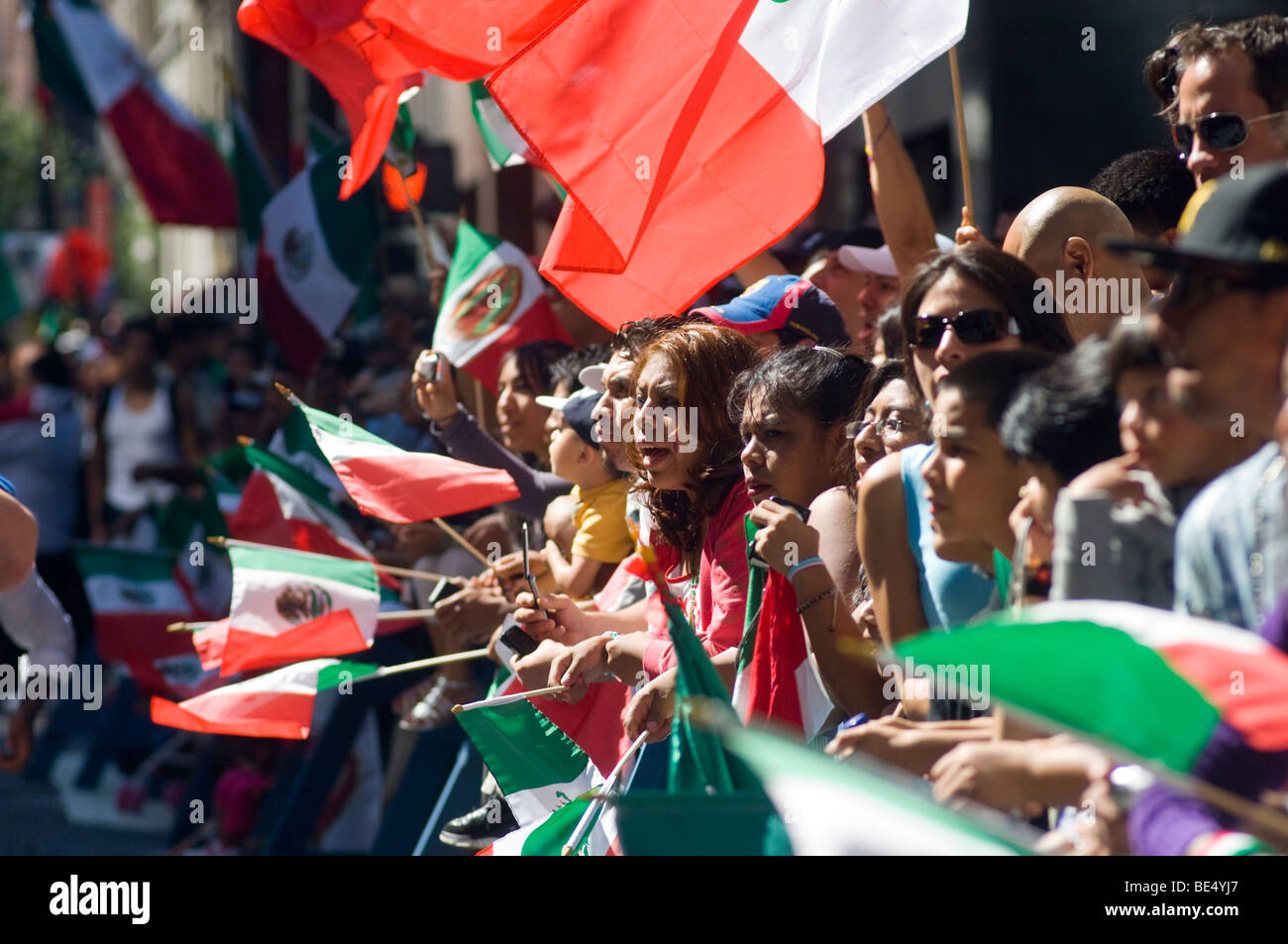 Chicanos recueillir sur Madison Avenue à New York pour le défilé annuel du Jour de l'indépendance mexicaine Banque D'Images